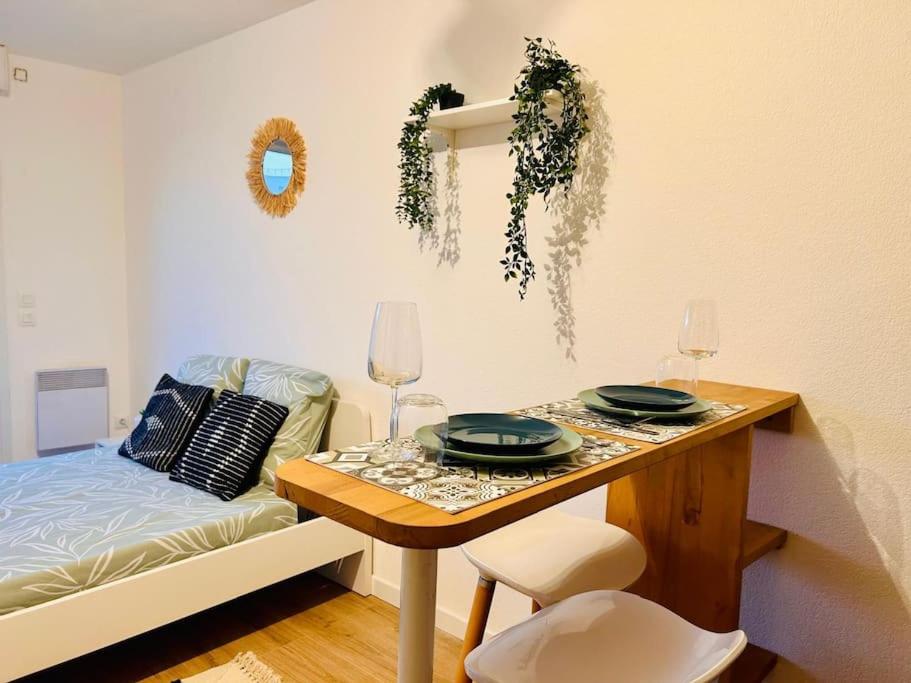 une chambre avec une table avec deux assiettes dessus dans l'établissement City & Serenity - Studio Proche Gare, à Nice