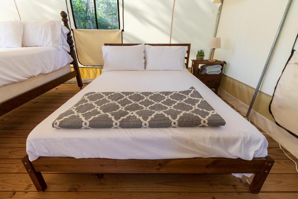 Khushatta Hills Ranch Glamping - Mom Mollie - Tent