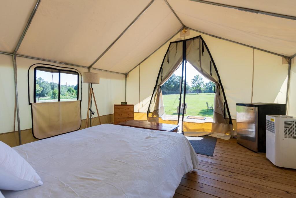 Postel nebo postele na pokoji v ubytování Khushatta Hills Ranch Glamping - Aunt B