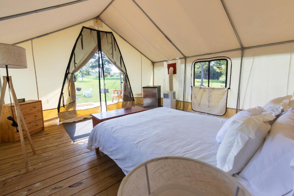 Postel nebo postele na pokoji v ubytování Khushatta Hills Ranch Glamping - Aunt B