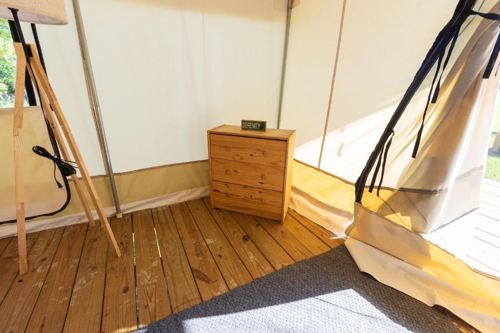Postel nebo postele na pokoji v ubytování Khushatta Hills Ranch Glamping - Aunt B