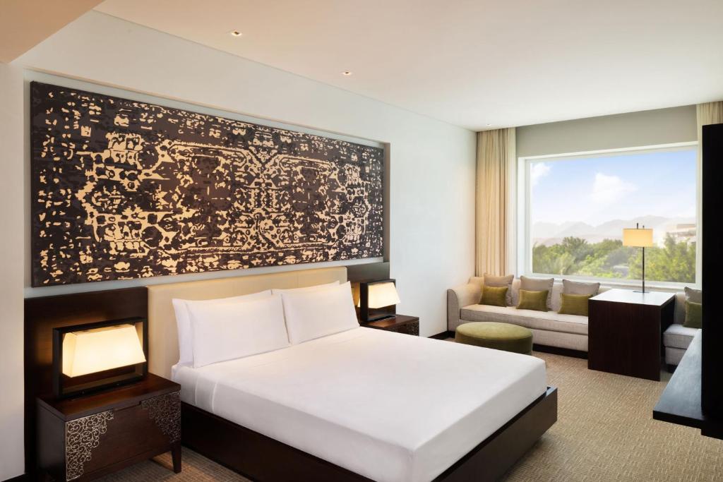 Postel nebo postele na pokoji v ubytování JW Marriott Hotel Muscat