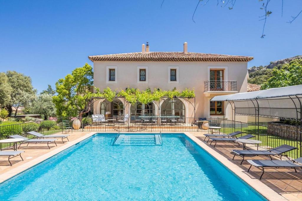 Bazén v ubytování La Villa Calvi nebo v jeho okolí