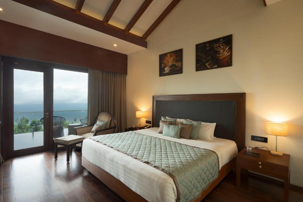 Postel nebo postele na pokoji v ubytování Trivik Hotels & Resorts, Chikmagalur