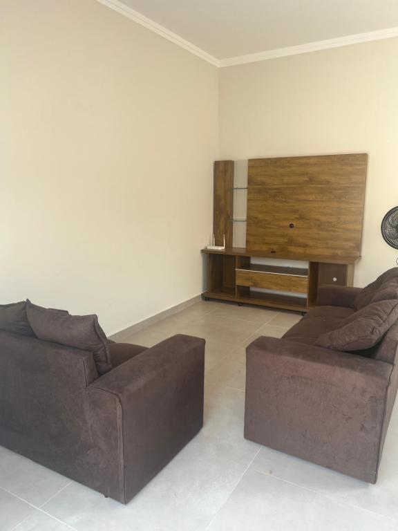 un soggiorno con due divani e una televisione di Casa em Andradas a Andradas