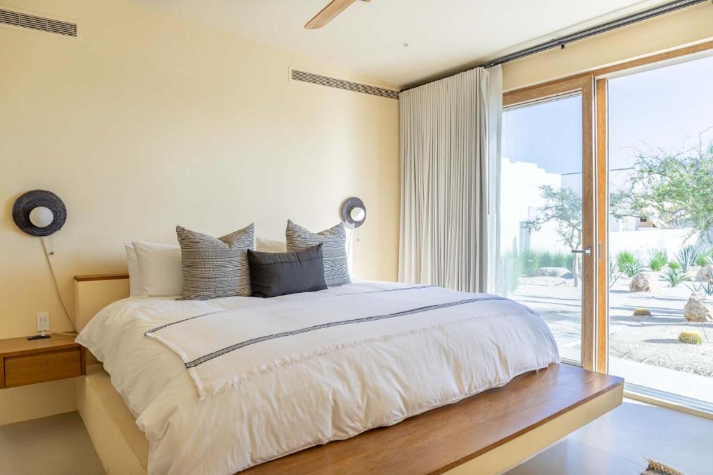 سرير أو أسرّة في غرفة في Secluded Luxury Beachfront Villa in La Ribera