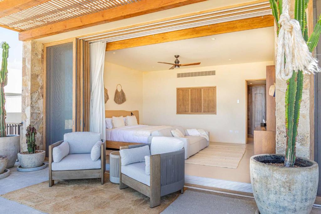 Secluded Luxury Beachfront Villa in La Ribera في La Laguna: غرفة نوم بسريرين واريكة وكرسي