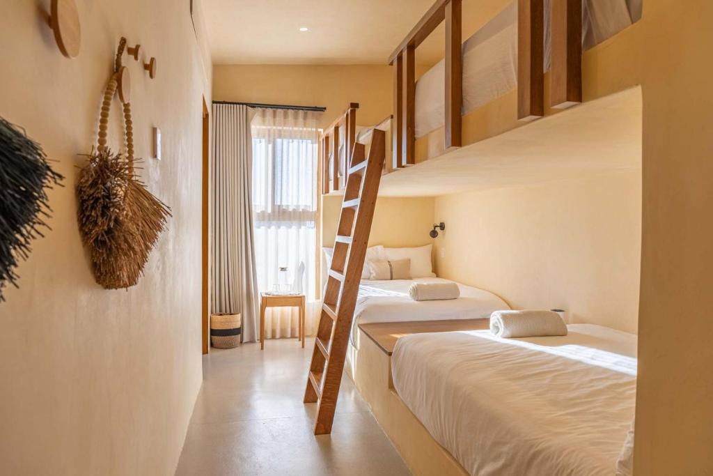 Secluded Luxury Beachfront Villa in La Ribera في La Laguna: غرفة نوم بسريرين بطابقين ودرج
