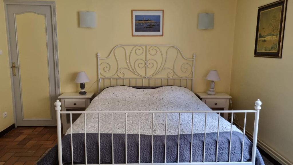 Ένα ή περισσότερα κρεβάτια σε δωμάτιο στο Beau logement autonome à 15 mn du centre de Dijon