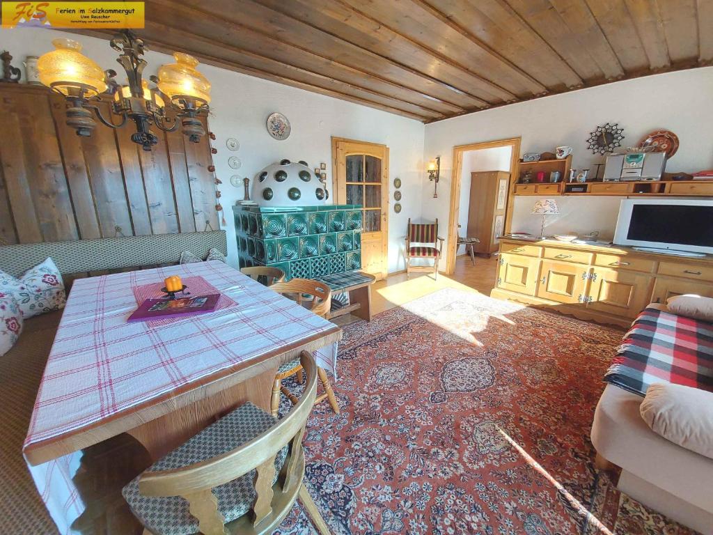 Televízia a/alebo spoločenská miestnosť v ubytovaní Ferienhaus Almrausch