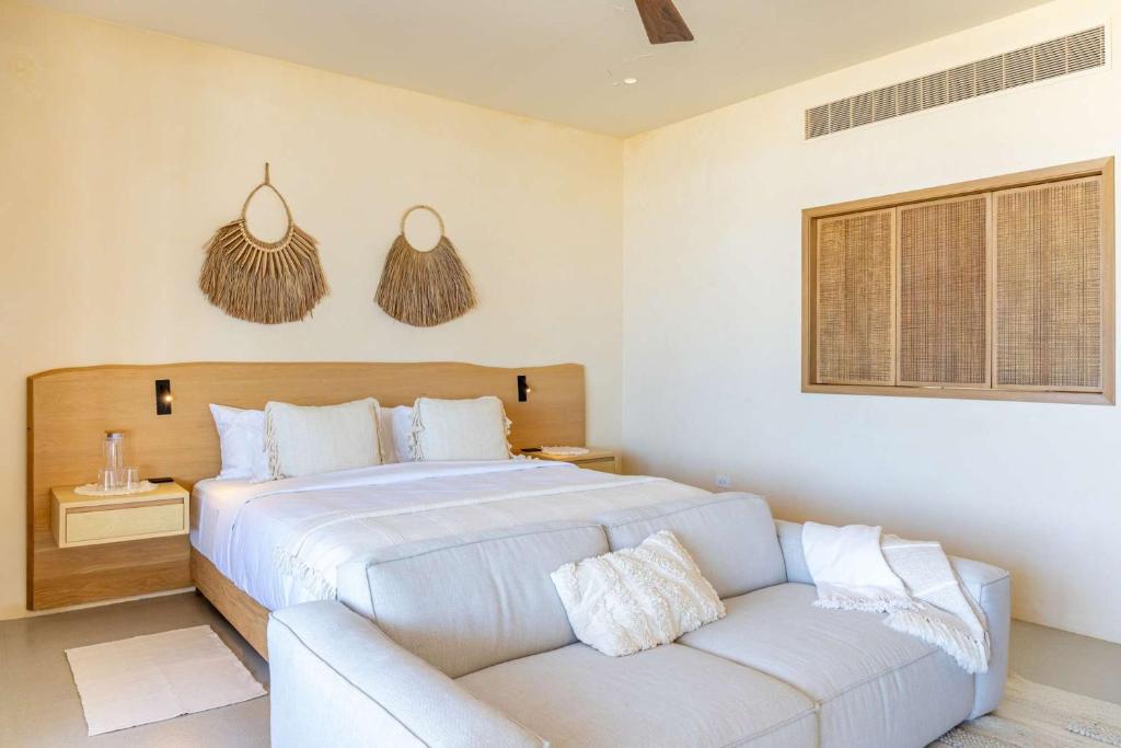 سرير أو أسرّة في غرفة في Secluded Luxury Beachfront Villa in La Ribera