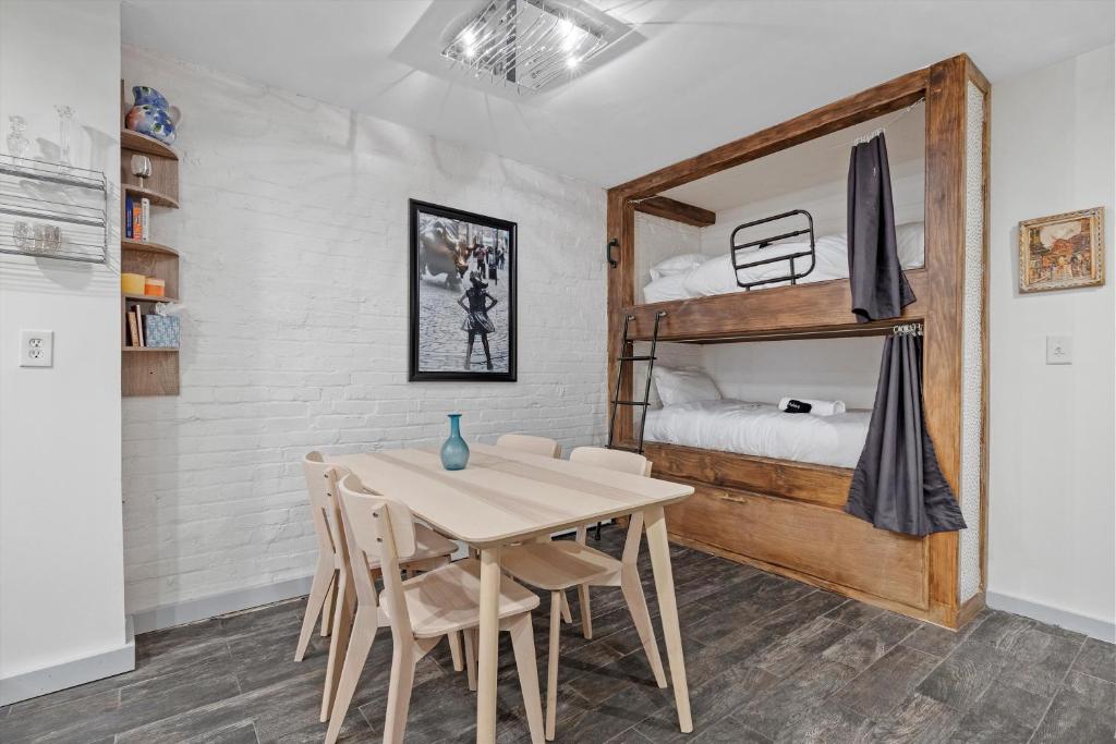 a dining room with a table and a bunk bed at Cheery Flat in Adams Morgan - Mt Pleasant in Washington, D.C.