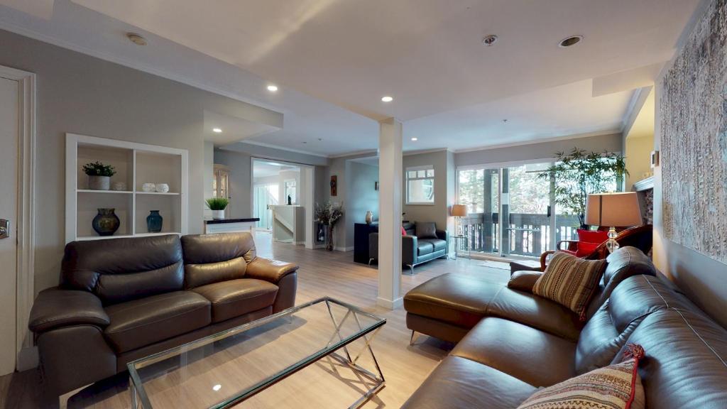 Гостиная зона в LAGOONS 20 Village location Rare 5BDR Condo With Private Hot Tub