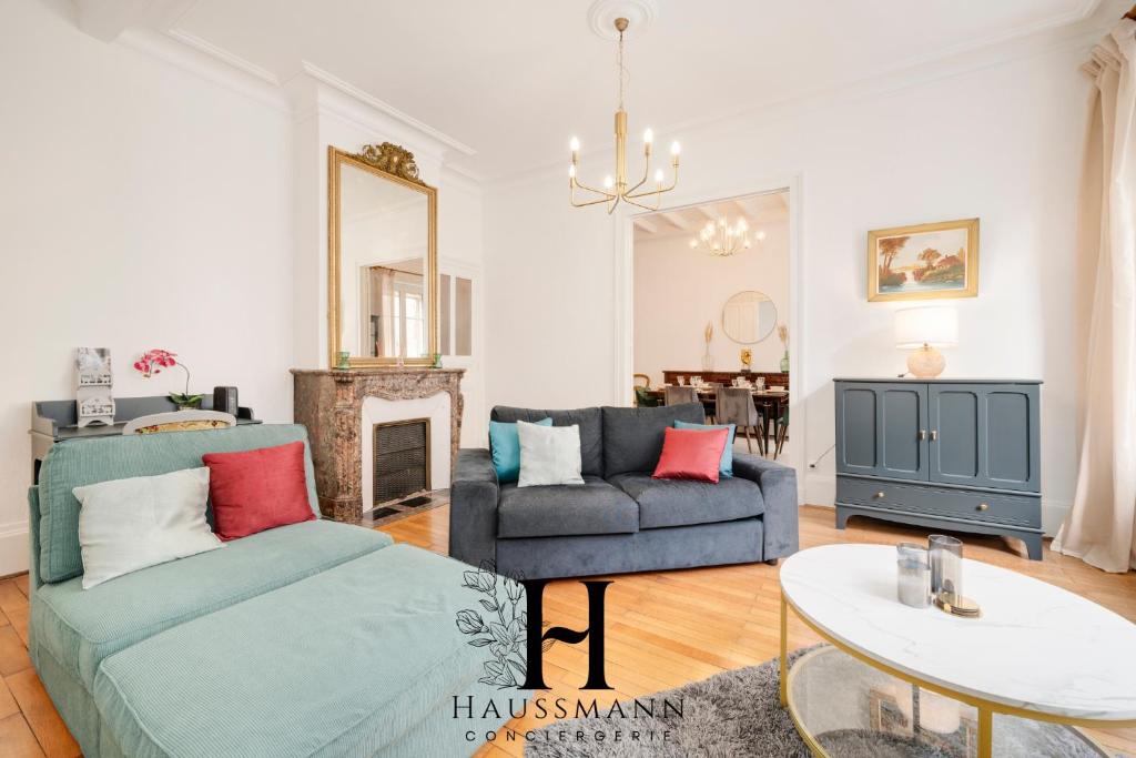un salon avec un canapé et une table dans l'établissement Magnifique Appartement Luxe Cœur de Nancy, à Nancy