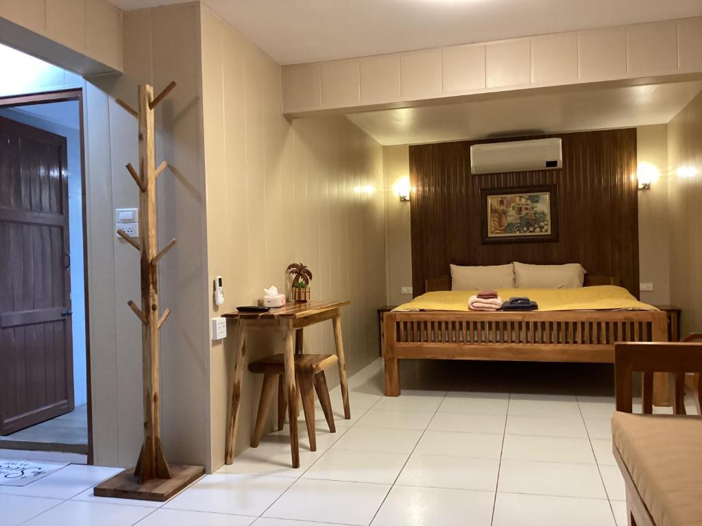 Postel nebo postele na pokoji v ubytování Baan Khunsri Guesthouse