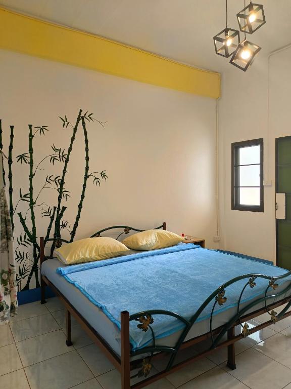 Ban Maiอิ่มละมัยอพาร์ทเม้นท์的一间卧室，里面有一张床，铺着蓝色被子。