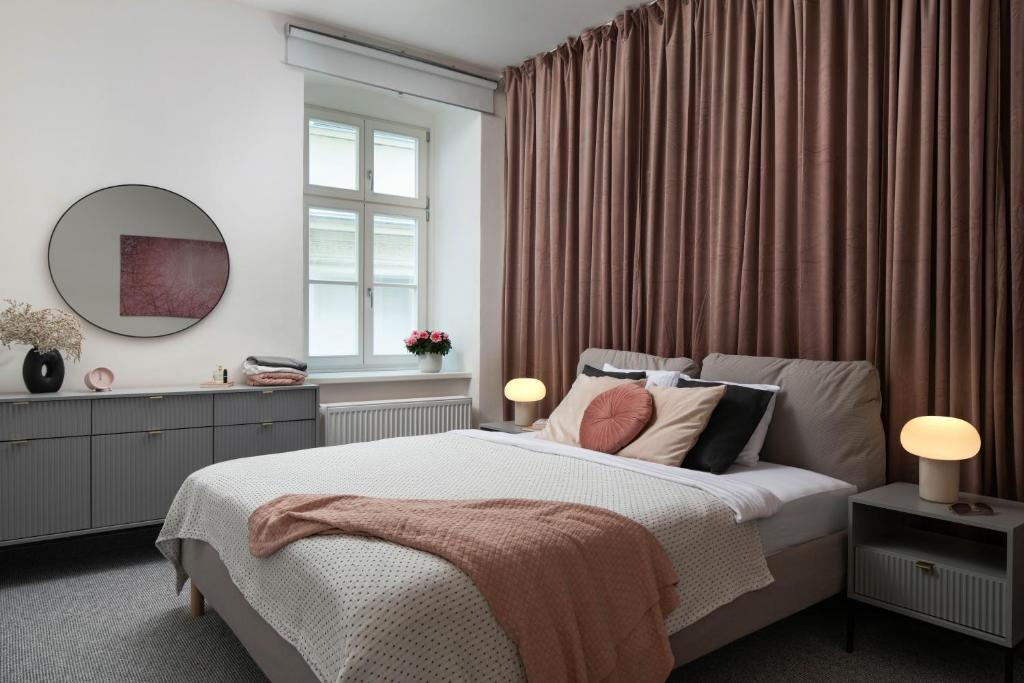 Postel nebo postele na pokoji v ubytování Zelný Trh Boutique Apartments #11 by Goodnite cz