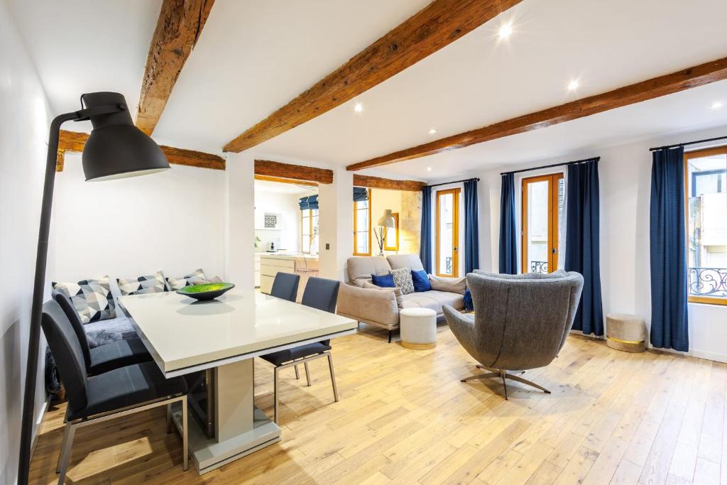 une salle à manger et un salon avec une table et des chaises dans l'établissement Appartement des Verrières - Welkeys, à Avignon
