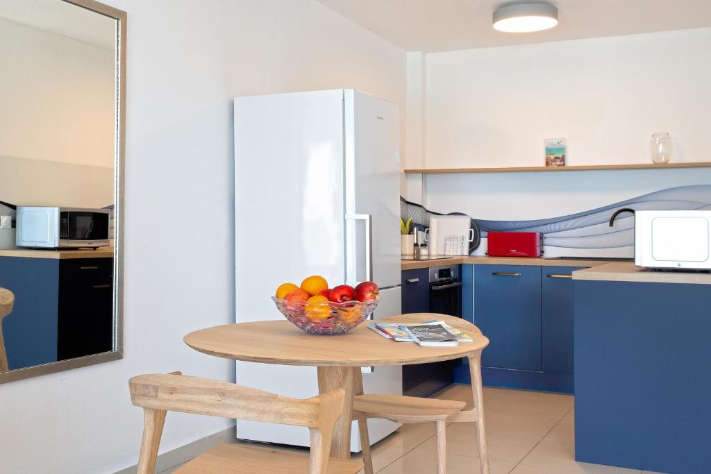 Kuchyň nebo kuchyňský kout v ubytování Bleu Emeraude Hotel