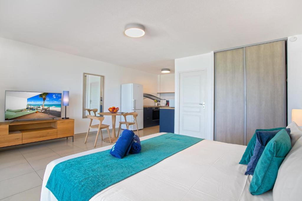 Postel nebo postele na pokoji v ubytování Bleu Emeraude Hotel