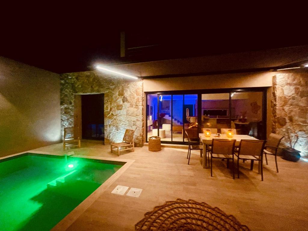 a villa with a swimming pool at night at Villa Casa Damicella Bord de Mer avec Piscine in Palasca