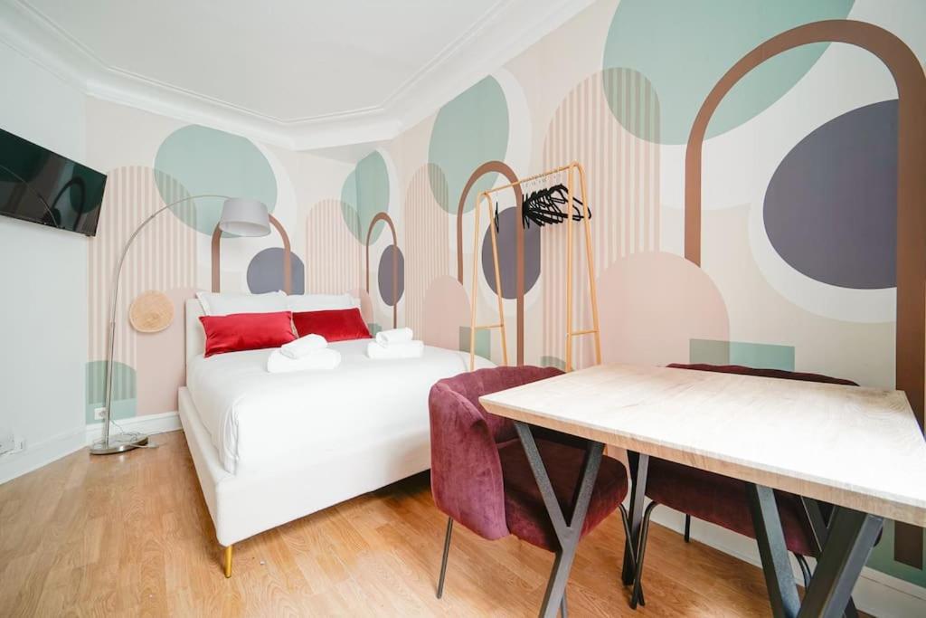 une chambre avec un lit et une table dans l'établissement Studio chaleureux à Voltaire - IV, à Paris