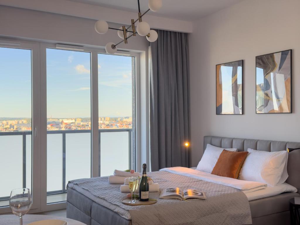 Postel nebo postele na pokoji v ubytování URBAN APARTMENTS GLOBAL SKYLINE RAFAEL CENTRUM , 17th Floor No 22, Free Garage, Self Check-in, No Deposit