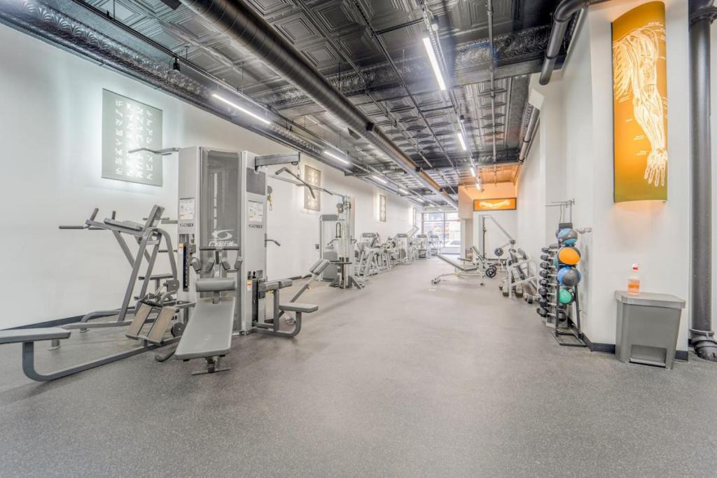 Fitness centrum a/nebo fitness zařízení v ubytování Hip Dtwn Apt With Arcade And Gym
