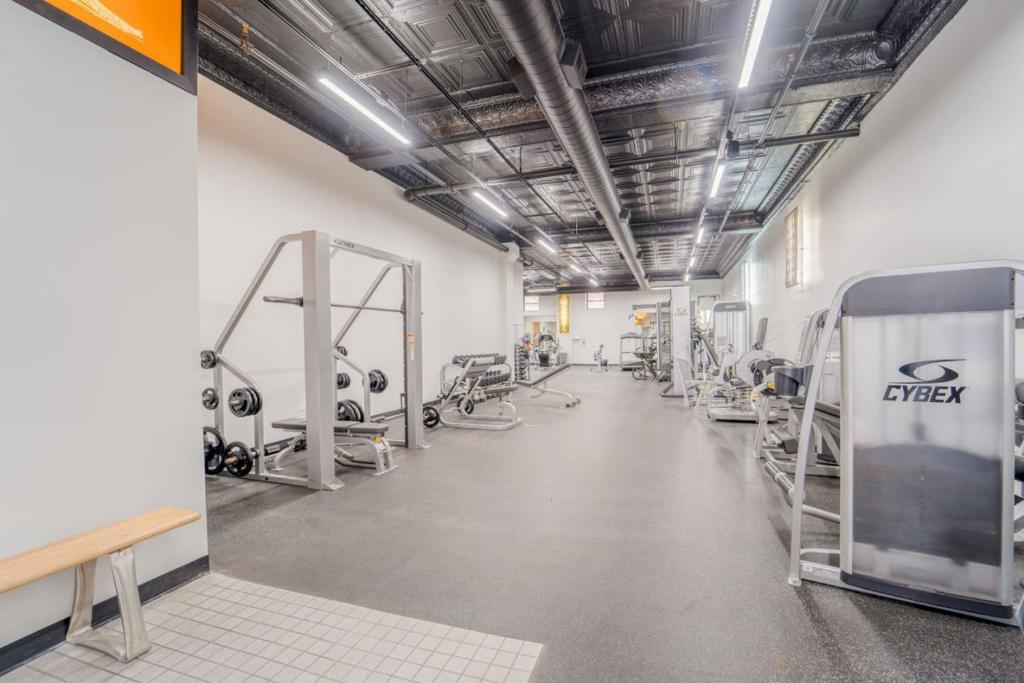 Fitness centrum a/nebo fitness zařízení v ubytování Hip Dtwn Apt With Arcade And Gym
