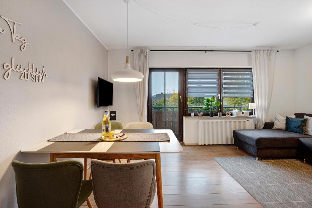 una sala de estar con una mesa y un sofá en 2-Zimmer Ferienwohnung Am Waldrand, en Schönwald