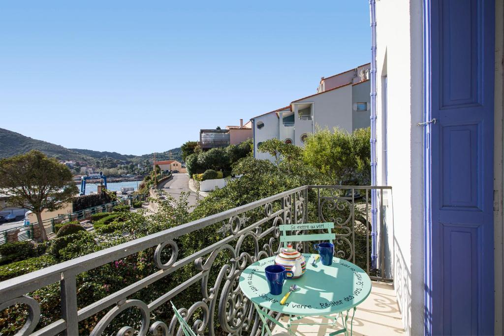 - une table sur un balcon avec vue dans l'établissement Mirande 1 - Appt vue mer et montagne, à Port-Vendres