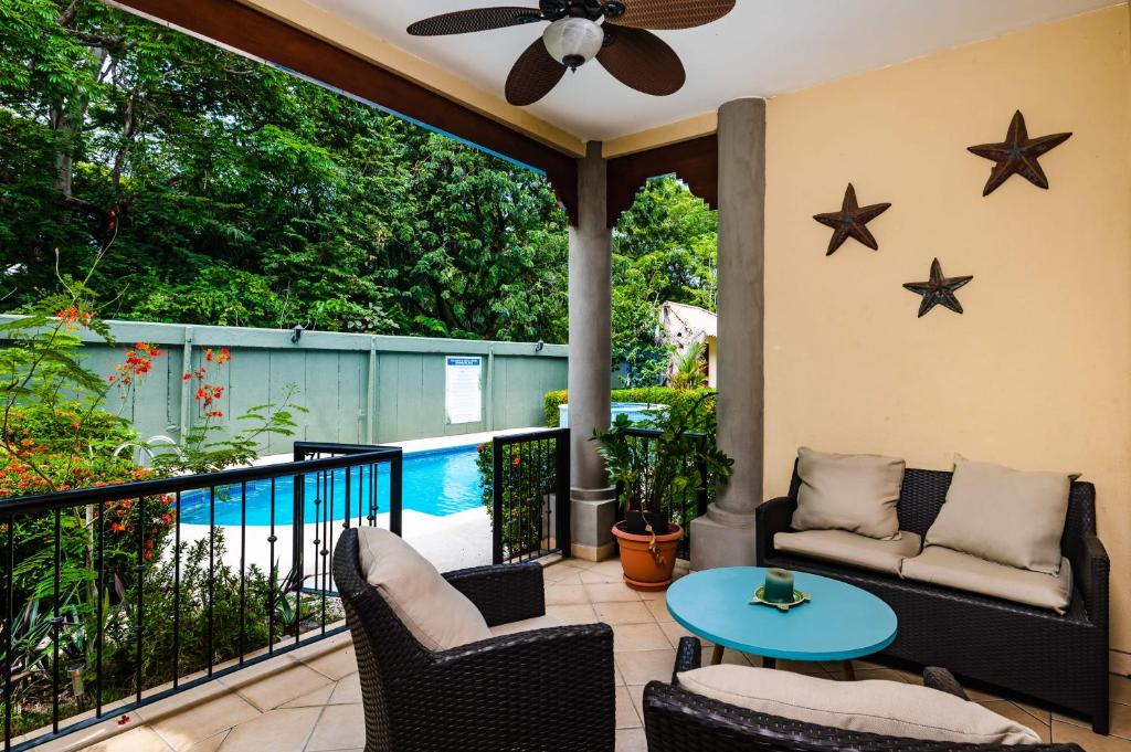 Bazén v ubytování Beach-Walkable Poolside Condo nebo v jeho okolí