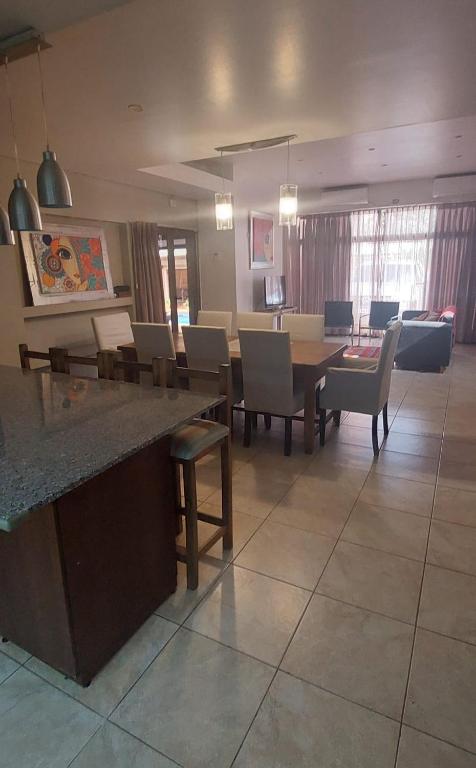 a dining room with a table and chairs at DUPLEX mc in Posadas