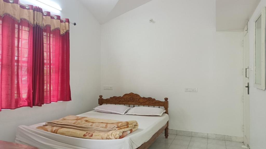 Postel nebo postele na pokoji v ubytování Nakshathra inn