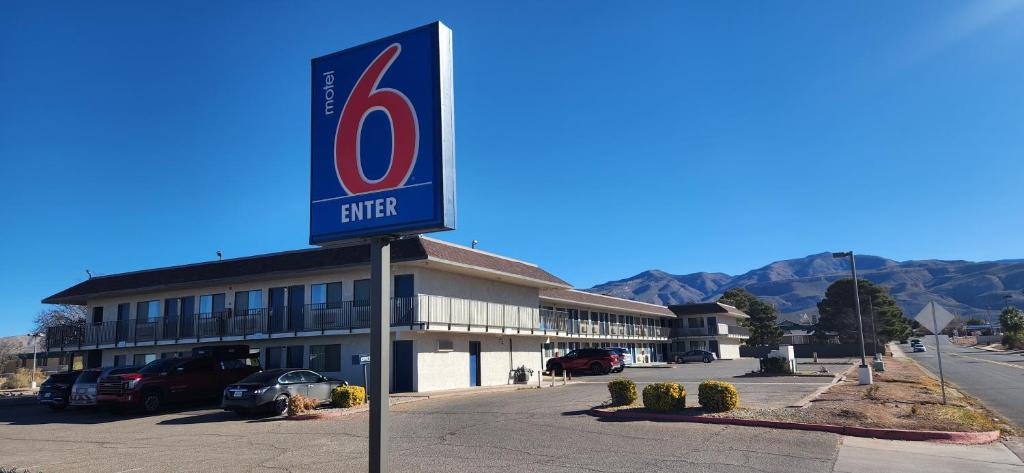 a no parking sign in front of a building at Motel 6-Alamogordo, NM in Alamogordo
