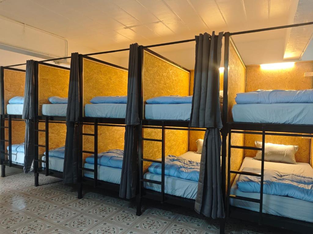 Postel nebo postele na pokoji v ubytování Phuket Inn Patong Hub