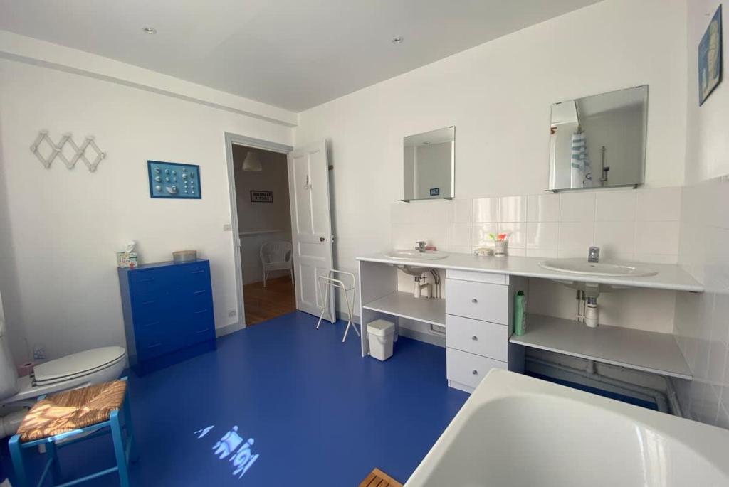Kúpeľňa v ubytovaní CARANTEC FAMILY HOME WITH GARDEN 6 persons