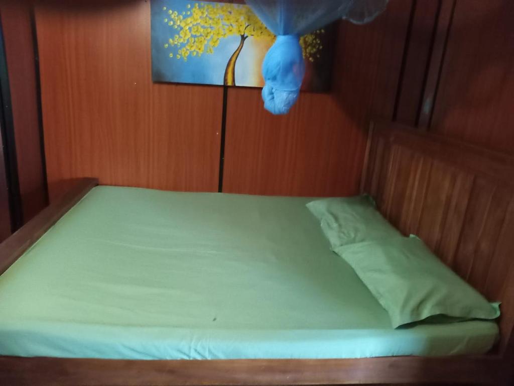 Postel nebo postele na pokoji v ubytování The Beehive Hotel