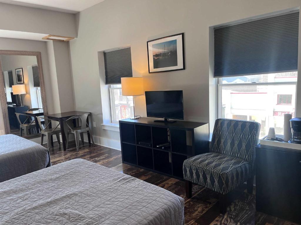 una stanza d'albergo con un letto, una tv e una sedia di Boutique Hotel Room 9 a Northport
