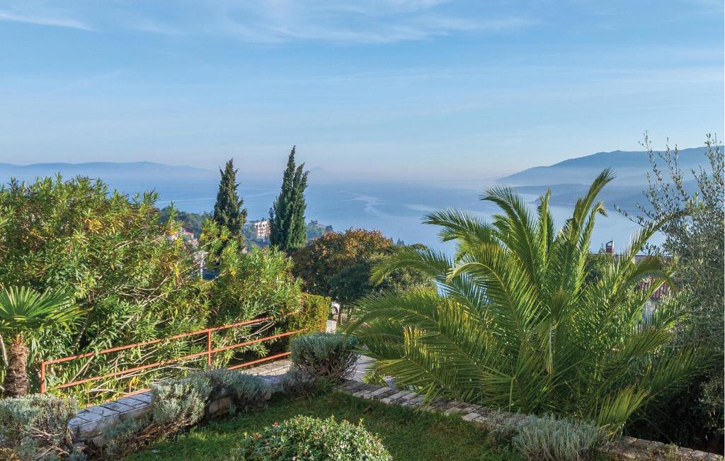 ogród z widokiem na ocean w obiekcie Beautiful Studio In Rabac w Rabacu