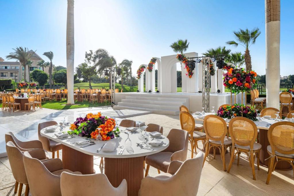 Restaurace v ubytování Hilton Pyramids Golf