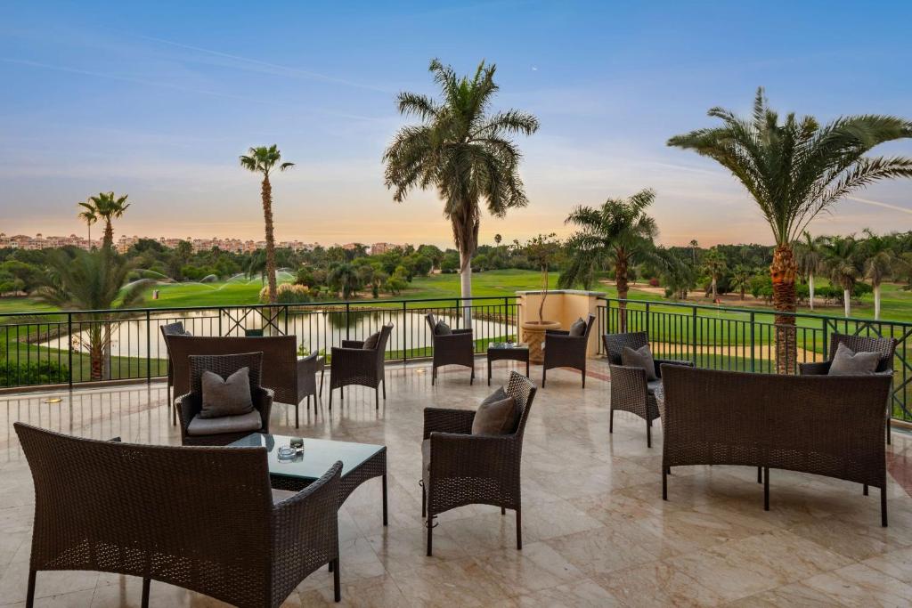 Posezení v ubytování Hilton Pyramids Golf