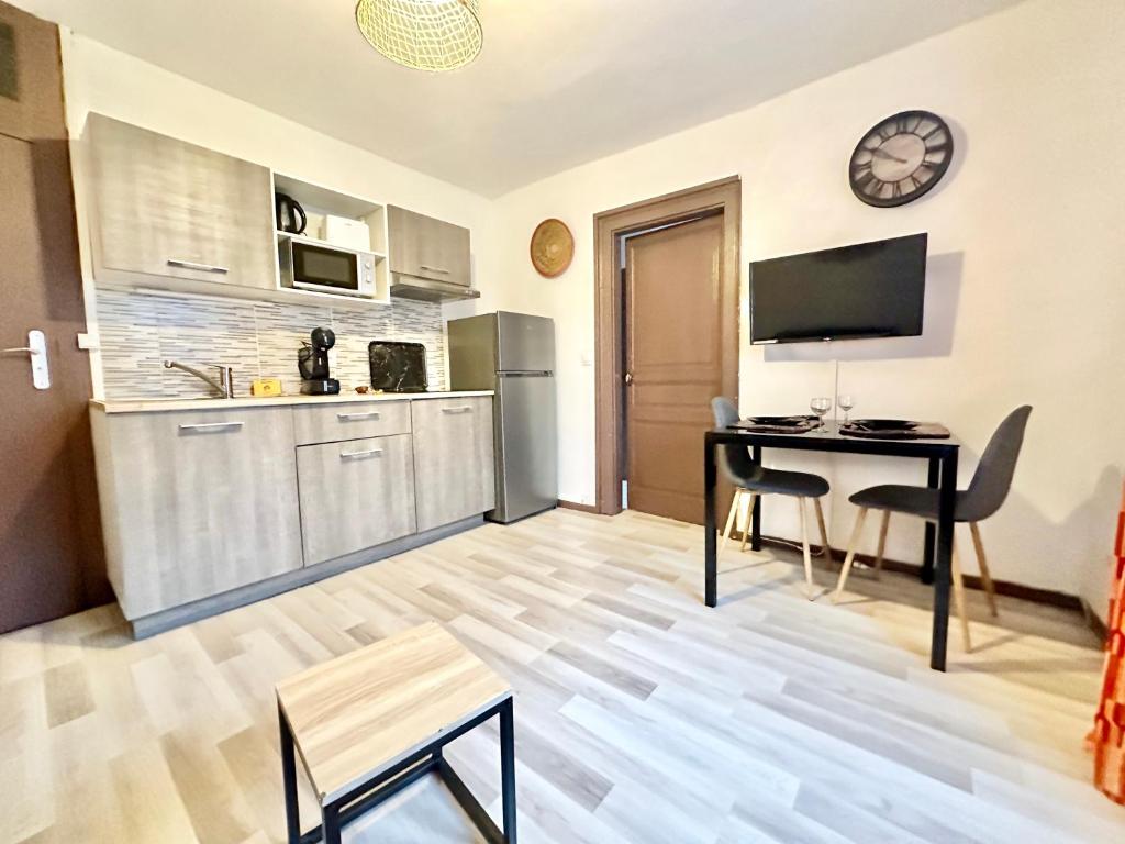 Il comprend un salon avec un bureau et une cuisine. dans l'établissement Le Safari, central et cosy, à Limoges