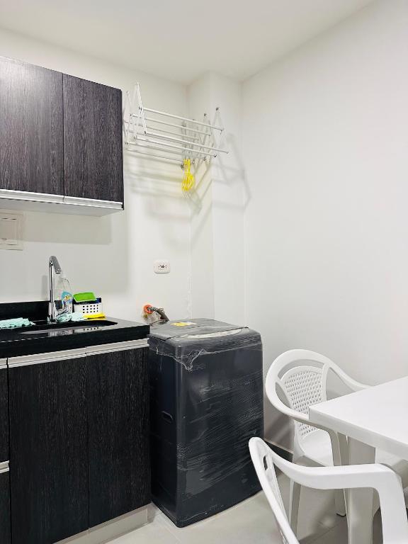 Kuchyň nebo kuchyňský kout v ubytování Hermoso apartamento con Aire Acondicionado Cerca al Hospital de Neiva