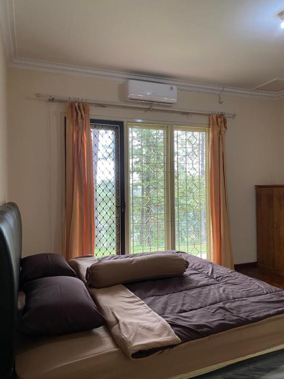a bedroom with a large bed with a window at Villa Harco 2 in Paragajen