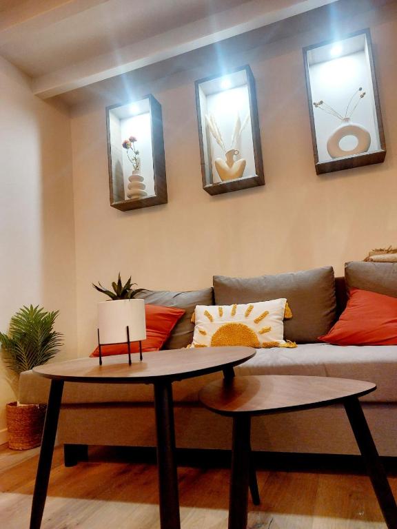 un salon avec un canapé et une table dans l'établissement Charme, originalité, -1 minute Métro, à Maisons-Alfort