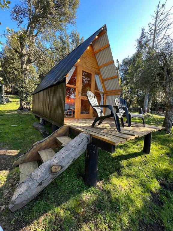 特拉福镇Costa Traful的小木屋，长凳上放着两把椅子。