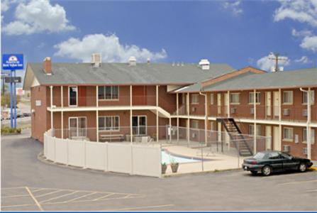 Evans的住宿－格里利美國最有價值旅館，前面有停车位的建筑