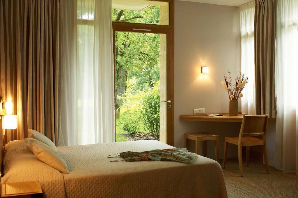 Postel nebo postele na pokoji v ubytování Hôtel Les Esclargies