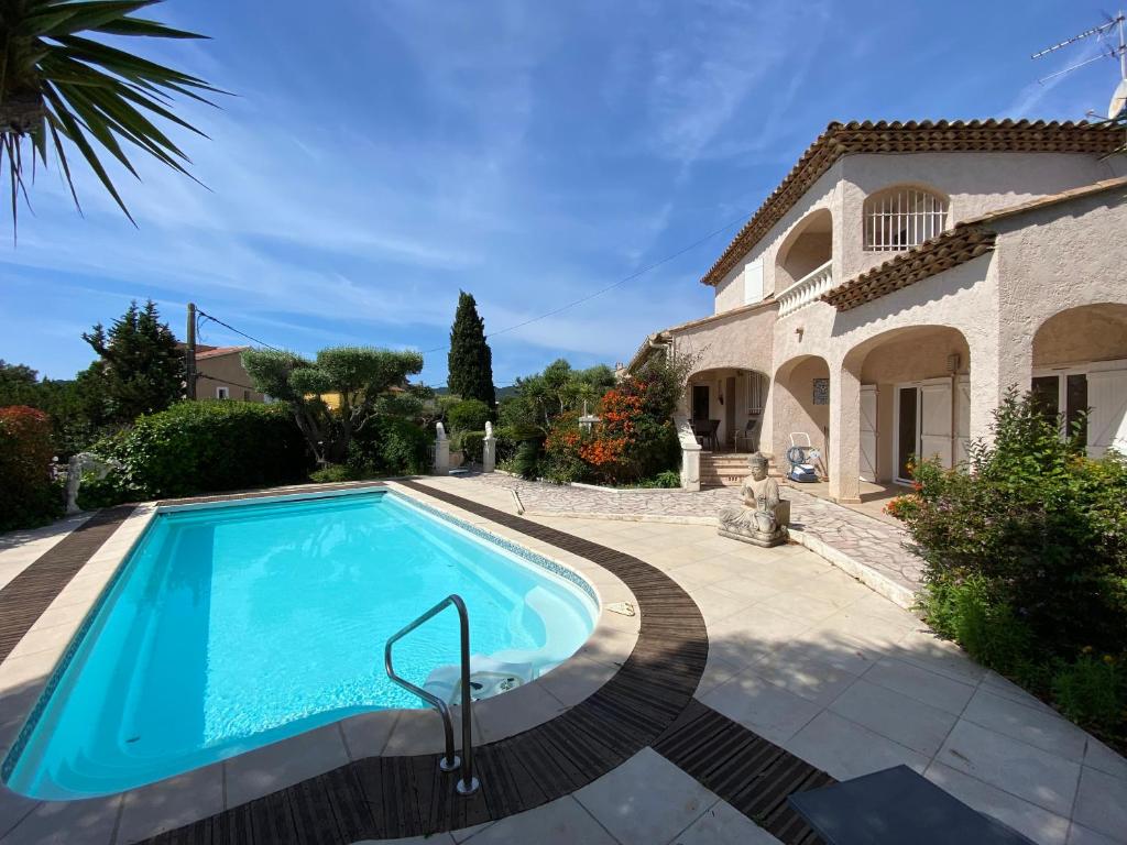 Photo de la galerie de l'établissement Villa avec piscine, internet et climatisation., à La Seyne-sur-Mer
